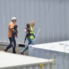 El Hierro (España). Miembros de los Servicios de emergencias llevan dos niños que llegaron en una patera.