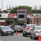 1. Exteriores . En los alrededores de las unidades educativas, se observan largas filas de vehículos de padres de familia que van a dejar a sus hijos