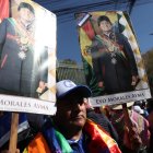 Seguidores del expresidente de Bolivia y líder del Movimiento al Socialismo (MAS), Evo Morales, sostienen carteles de apoyo afuera de la sede del Tribunal Supremo Electoral este miércoles, en La Paz (Bolivia).