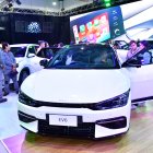 Atractivo. Los ciudadanos fueron cautivados por las diversas ofertas, en entradas, tasas de interés y bonos, para comprar sus vehículos en esta feria.