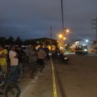 Varias personas, alarmadas por los disparos, se acercaron hasta la escena del crimen en La Libertad.