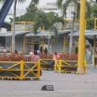 Algunas personas sí se arriesgan a sentarse por cortos períodos de tiempo en la Plaza de la Música.