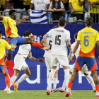 El centrocampista colombiano Jefferson Lerma (2-d) fue registrado este miércoles, 10 de julio, tras cabecear un balón que convirtió en el gol de la victoria de su equipo 0-1 sobre Uruguay
