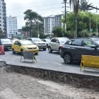La vía está cerrada por la rehabilitación de la calzada en dirección norte – sur, desde la Plaza Argentina.
