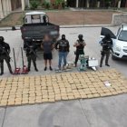 En total se encontró 251 paquetes rectangulares, que contenían cocaína.