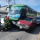 El bus se impactó con al menos otros cuatro vehículos pequeños.