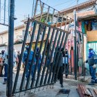 Hasta rejas se retiraron en el operativo.