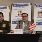 El encargado de Negocios de la Embajada de los EE.UU. para Colombia Francisco L. Palmieri (d) y el Director de la Policía, William René Salamanca, este jueves en Bogotá.