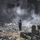 Un niño palestino observa los daños causados ​​por un ataque aéreo israelí contra el campo de refugiados de al-Bureij, en el sur de la Franja de Gaza.
