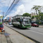 Los conductores de buses urbanos recorren la ciudad atemorizados por los "vacunadores".