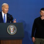 El presidente de Ucrania, Volodímir Zelenski (d), junto al presidente de Estados Unidos, Joe Biden, en la Cumbre de la OTAN, en Washington, este 11 de julio de 2024
