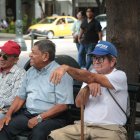 Espacios. La falta de presencia de actividades lúdicas y no aprovechar los espacios desfavorece a los adultos mayores, muchos de ellos se limitan a sentarse en las bancas a conversar entre ellos.