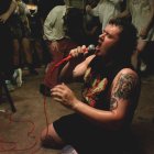 Cory Swope es el nombre del artista detrás de Zombieshark!, proyecto unipersonal. Aquí lo vemos descargando su intenso cybergrind en vivo.