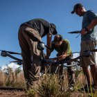 Integrantes del equipo Limelight Rainforest revisan su dron durante la fase de prueba de su proyecto para el Xprize Rainfores