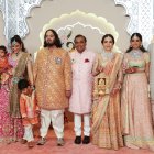 Anant Ambani acompañado de su familia (padre, madre, hermanos, sobrinos y yerno) en una foto previa a la celebración que se llevará a cabo en en el centro de convenciones JIO World, en Mumbai, India.