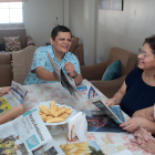 Luis Rodrigo Solórzano Ortega y su familia leyendo EXPRESO.