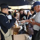 Un hombre compra en uno de los mercados alternativos de frutas y verduras lanzados por el gobierno, en el parque "Daniel Hernández" en Santa Tecla (El Salvador).