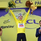 Tadej Pogacar mantiene el maillot amarillo como líder del Tour de Francia.