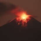 vista de la actividad eruptiva del volcán Sangay, desde la parroquia San Isidro, en el Parque Nacional Sangay, en la ciudad de Macas (Ecuador).