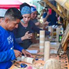 Talleres. Instructores trabajan varios instrumentos con caña.