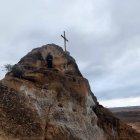 El Morro. La cruz aparece en lo alto de la gruta de la Virgen de Lourdes.