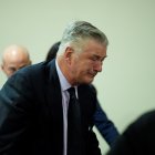 El actor estadounidense Alec Baldwin reacciona durante su juicio por homicidio involuntario en el Tribunal de Distrito del Condado de Santa Fe, en Nuevo México, Estados Unidos.