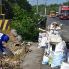 Incluso llantas de vehículos son encontradas en esta vía.