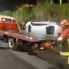 El auto se volcó en la avenida Simón Bolívar y quedó detenido sobre un costado de la carrocería.
