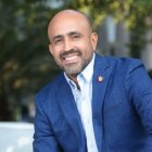 Isidro Fierro tiene 48 años de edad, y 17 como profesor y decano de la UEES.