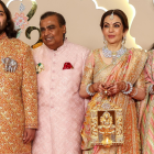 El presidente de Reliance Industries, Mukesh Ambani (2-L), su esposa Nita Ambani (2-R), su hija Isha Ambani (R) y su hijo y novio Anant Ambani (L) posan para fotografías antes de la boda de Anant en Mumbai, India