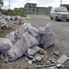 Los vecinos de la calle Manglar Alto, en el sur de la ciudad, viven entre basura y escombros.