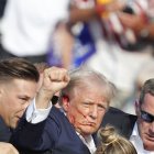 El expresidente estadounidense, Donald Trump, es sacado del escenario por el servicio secreto después de un incidente durante un mitin de campaña en Butler Farm Show Inc. en Butler, Pensilvania.