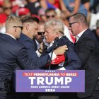 El ex presidente de los Estados Unidos, Donald Trump, es sacado del escenario por un servicio secreto después de un incidente durante un mitin de campaña en el Butler Farm Show Inc. en Butler, Pensilvania.