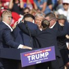 El ex presidente estadounidense Donald Trump es sacado del escenario por el servicio secreto después de un incidente durante un mitin de campaña en el Butler Farm Show Inc. en Butler.