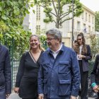 El presidente de LFI, Manuel Bompard (i); la reelecta diputada de LFI, Matilde Panod, el líder de LFI, Jean-Luc Melenchon y la reelecta diputada de LFI Clemence Guette, en París.