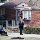 Un policía camina cerca de la casa de Thomas Matthew Crooks, de 20 años, identificado por el Buró Federal de Investigaciones (FBI) como la persona que intentó asesinar al expresidente Donald J. Trump.