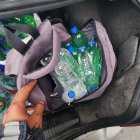 En el auto había alrededor de 150 botellas de licor en colores azul, verde y blanco.