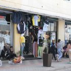 En Tumbaco se palpa el desempleo, las ventas informales se toman gran parte del centro y otros esperan por un trabajo.
