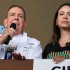 El candidato a la presidencia de Venezuela, Edmundo González, habla junto a la líder opositora María Corina Machado durante un acto de campaña, este 14 de julio de 2024.