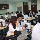 Capacitación. Estudiantes de Medicina asisten a uno de los laboratorios en la Universidad Central.