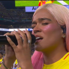 Karol g cantando el Himno Nacional.