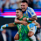 El portero Emiliano Martínez (I) de Argentina celebra con Lautaro Martínez (D) en la Copa América.
