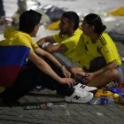 Hinchas de la selección colombiana de fútbol se lamentan en las calles tras la derrota ante Argentina.