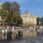 Varios niños intentan sofocar en una fuente casi seca la prolongada ola de calor agravada por los cortes masivos de electricidad en toda Ucrania.