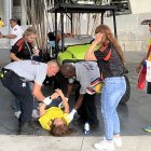 Una hincha de Colombia en el suelo, tratando de ser atendida. Hubo mucho caos.