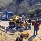 El auto quedó destrozado y el tráiler estaba virado sobre un costado de la avenida Panamericana Norte, tras el impacto