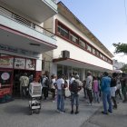 Personas esperan su turno para comparar pan este domingo, en La Habana.