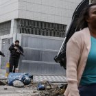 Agentes de las fuerzas de seguridad brasileñas patrullan diez favelas, este lunes, en Río de Janeiro (Brasil).
