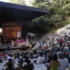 Personas asisten a la inauguración del 34° Festival Internacional de Poesía.