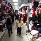 Afuera del Centro Comercial Granada, en las calles Cuenca y Chile, se ubican puestos rodantes, en los que se ofertan trajes para vestir a las mascotas. Las comerciantes fabrican en las noches las prendas, según cuentan.